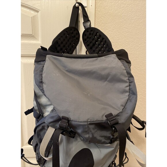 OSPREY Atmos 35 Airspeed size Men’s S. Gray and Black Backpack - Picture 14 of 14